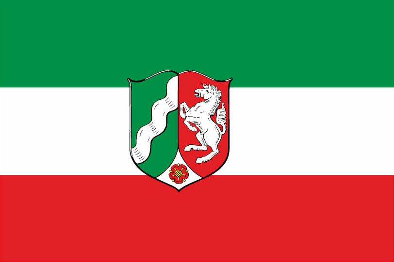 Landesflagge von Nordrhein-Westfalen mit Wappen