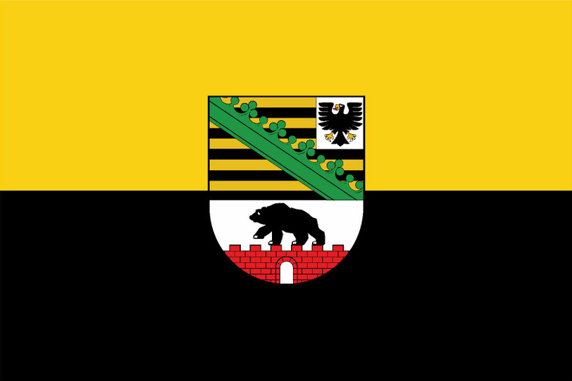 Landesflagge von Sachsen-Anhalt mit Wappen